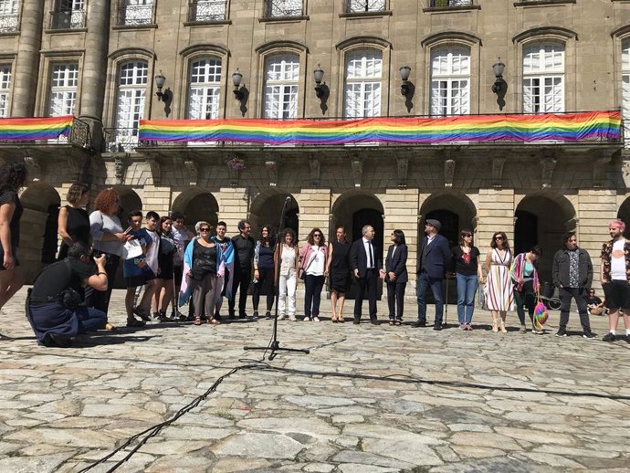Lectura del manifiesto LGTBI en la Praza do Obradoiro, acto en el que han participado representantes del PSOE, Compostela Aberta y BNG
