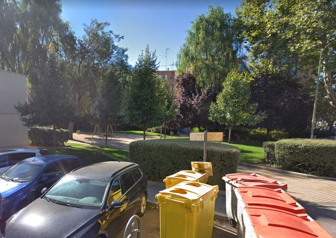 Parque de la calle San Restituto de Madrid en el que ha muerto un hombre apuñalado