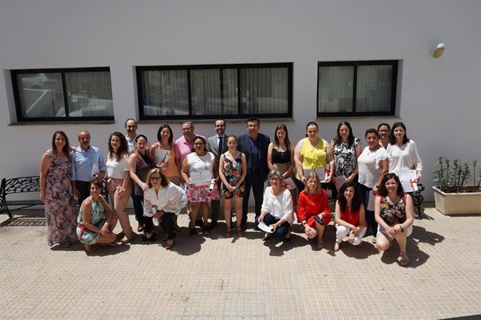 Autoridades y participantes del taller en la clausura