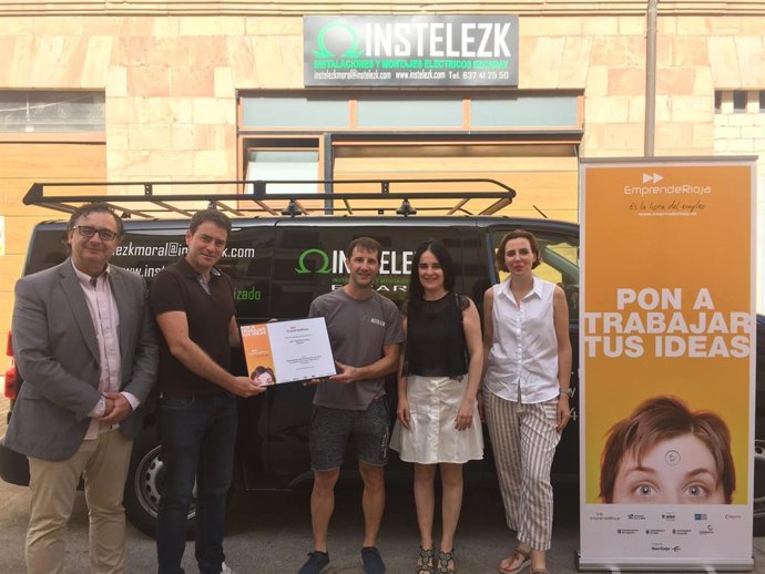 Entrega diploma al 'Emprendedor del mes' de junio; Instelezk