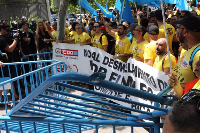 Tras once etapas, la 'Marcha del Aluminio' de los trabajadores de la factoría de Avilés, llega a las puertas del Ministerio de Industria, donde  , los miembros del Comité de Empresa hacen llegar sus demandas a las instancias gubernamentales a siete días d