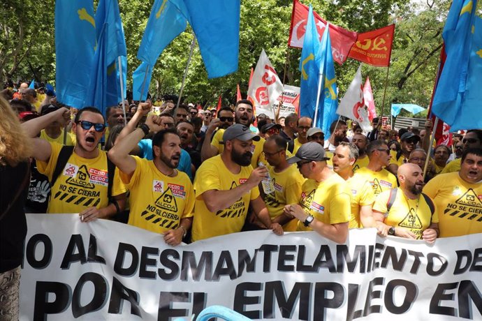 Tras once etapas, la 'Marcha del Aluminio' de los trabajadores de la factoría de Avilés, llega a las puertas del Ministerio de Industria, donde  , los miembros del Comité de Empresa hacen llegar sus demandas a las instancias gubernamentales a siete días