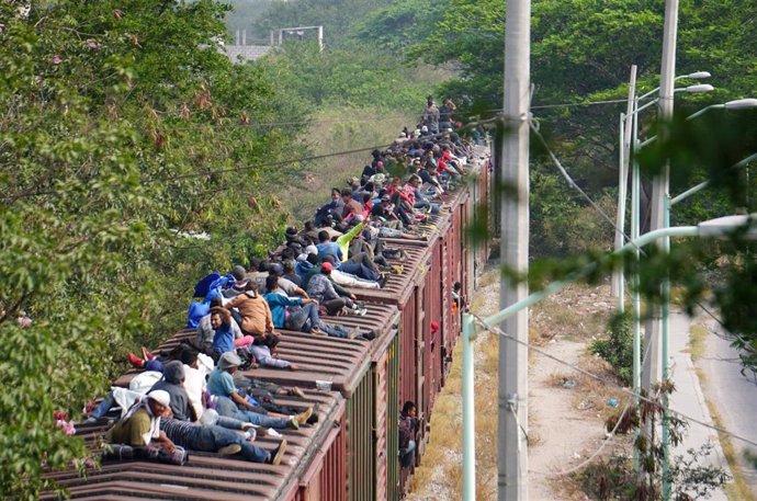 Migrantes centroamericanas se suben a 'La Bestia'