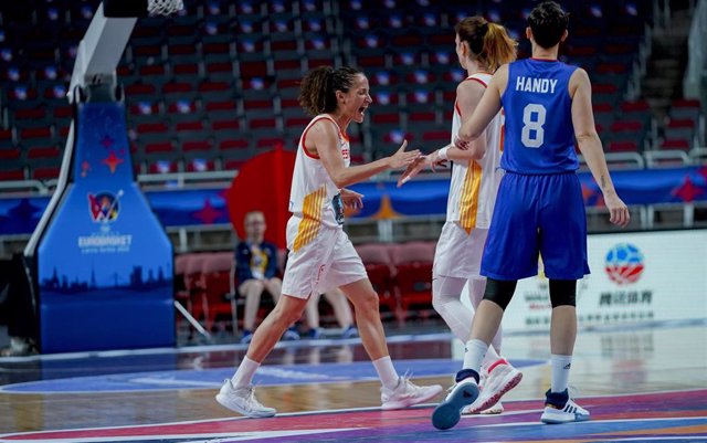 Laia Palau, durante un partido con la selección española de baloncesto.