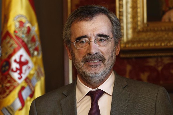 El presidente del Senado, Manuel Cruz, durante su reunión con el embajador de Japón en el Senado.