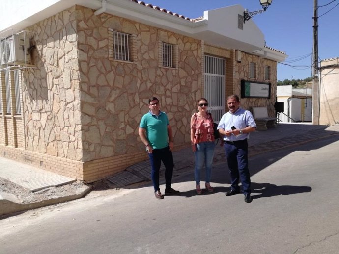 El diputado de Infraestructuras Municipales en funciones, José Castro, visita obras en Sorihuela