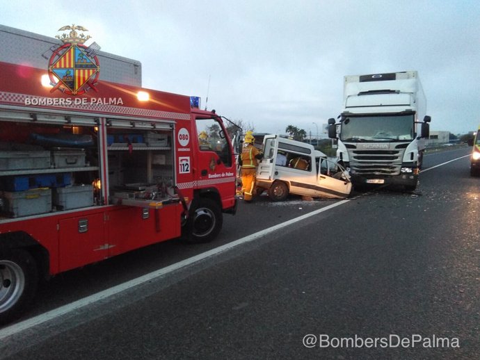 Imagen del accidente entre una furgoneta y un camión en El Molinar