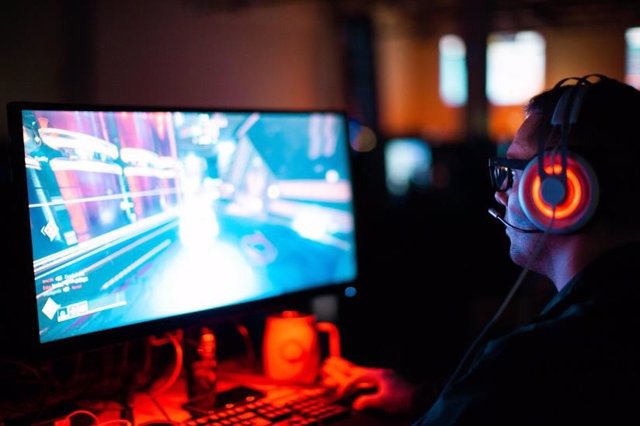 Persona jugando a un videojuego