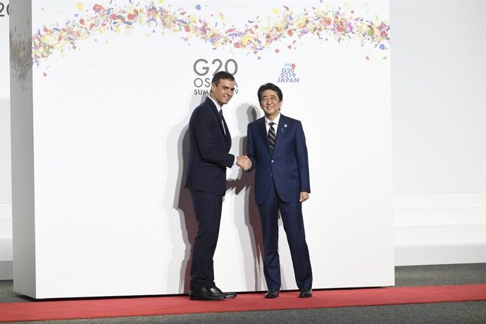 El presidente del Gobierno en funciones, Pedro Sánchez, junto con el primer ministro japonés, Shinzo Abe, antes de la cumbre del G20.