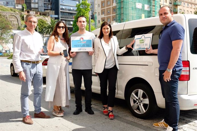 Ayuntamiento colabora con asociaciones de taxi en la promoción del uso de este vehículo