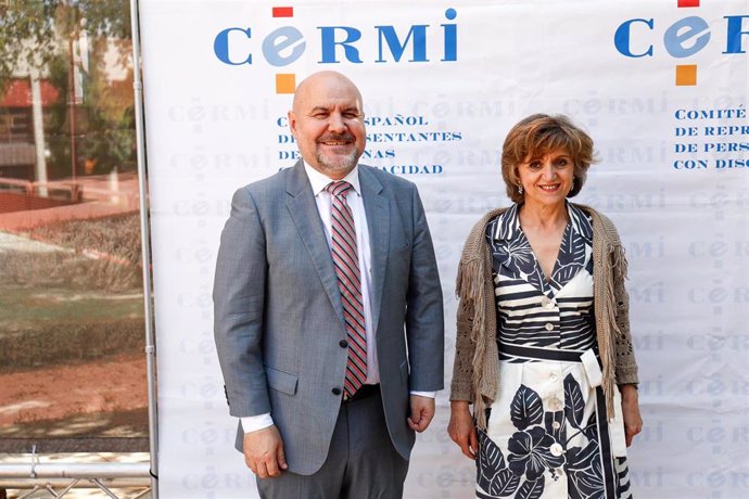 El presidente del CERMI, Luis Cayo Pérez Bueno, y la ministra de Sanidad en funciones, María Luisa Carcedo.