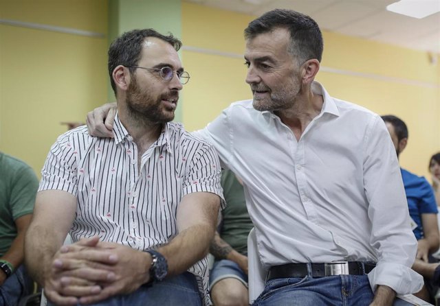 Reunión de la Comisión Coordinadora de IULV-CA para elegir al nuevo coordinador general. En la imagen Antonio Maíllo (d) junto a su sucesor, Toni Valero (i). En la sede de IULV-CA (C/Donantes de Sangre).