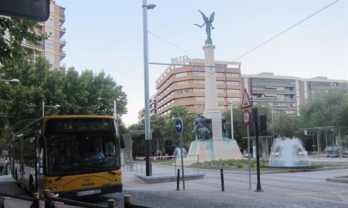 Un Autobús Urbano De Jaén Circula Por La Plaza De Las Batallas.