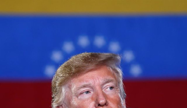Trump, delante de una bandera venezolana durante una visita a Miami