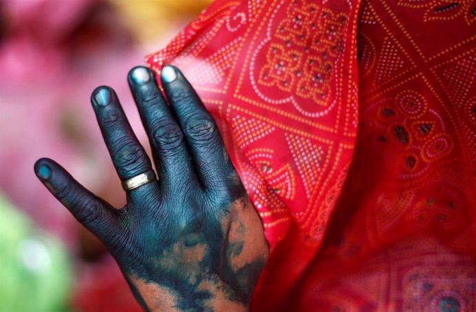 Una mujer se cubre el rostro en India