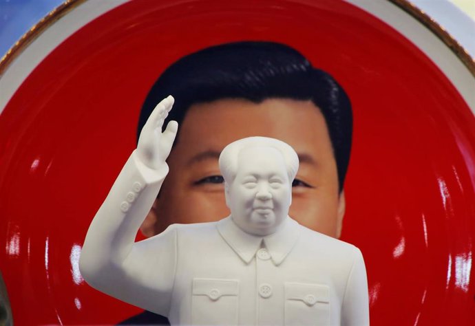 Escultura de Mao delante de Xi Jinping