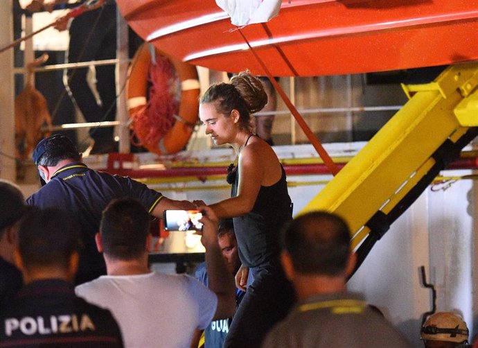 La capitana del 'Sea Watch 3', Carola Rackete, detenida en Lampedusa