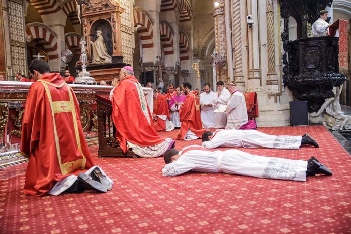 Los dos nuevos sacerdotes: David Arellano Agredano y Néstor Huércano Barroso, de la Diócesis de Córdoba