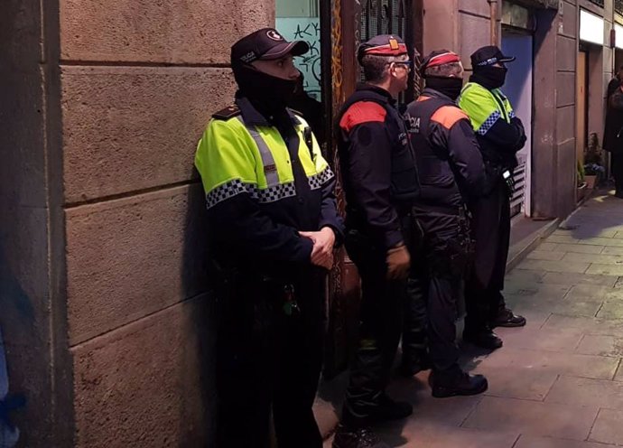 Operació dels Mossos d'Esquadra i la Gurdia Urbana de Barcelona per desmantellar un punt de venda de droga en un pis del barri Gtic