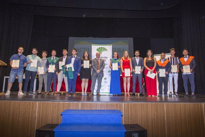Fundación Unicaja entrega sus becas a los mejores alumnos de la Escuela Familiar Agraria Campomar de Roquetas (Almería)