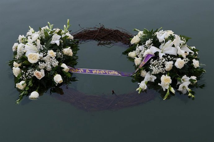 Corona de flores en honor de los fallecidos en Rio Grande