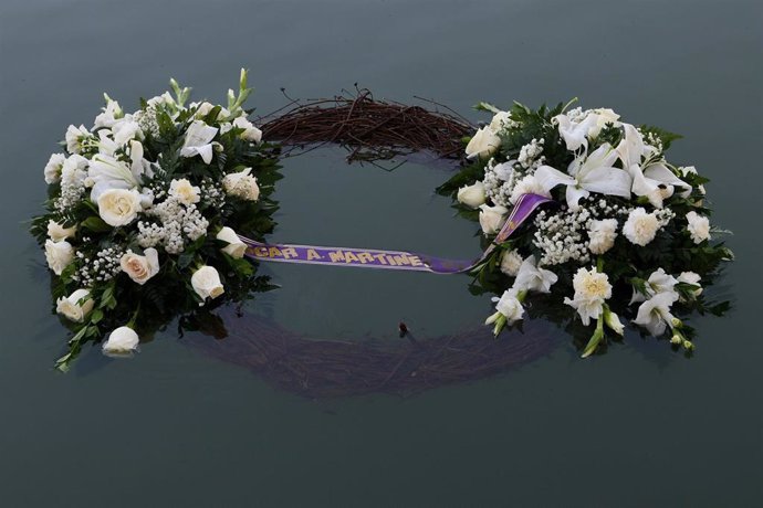 Corona de flores en honor de los fallecidos en Rio Grande