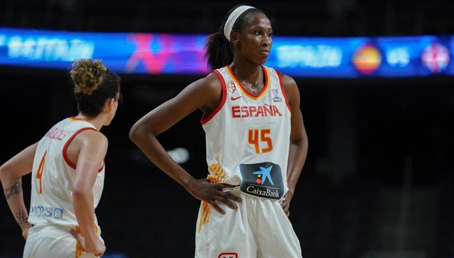 Astou Ndour, en un partido con la selección española de baloncesto.
