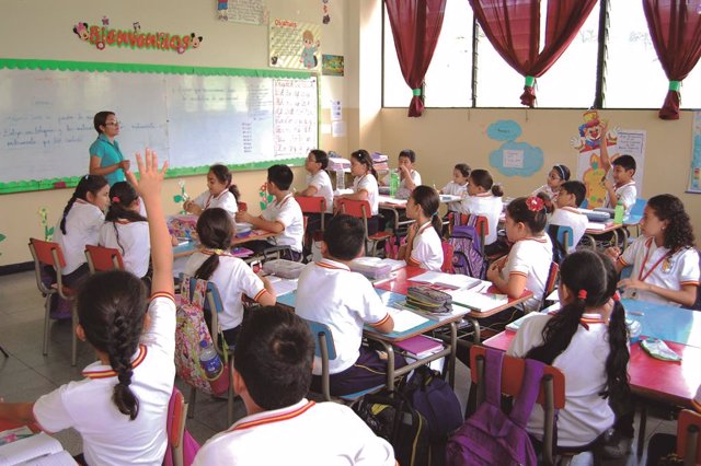 Niños en el colegio de la Fundación Padre Arrupe en El Salvador. Escuela Complejo Padre Arrupe