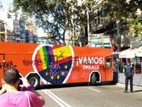 Activistas hacen pintadas y paran un autobús de Cs en dirección al Pride! Barcelona