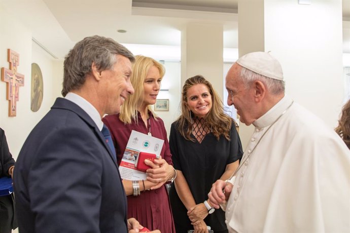 El Papa Francisco con los representantes del 'Concierto por la Paz'