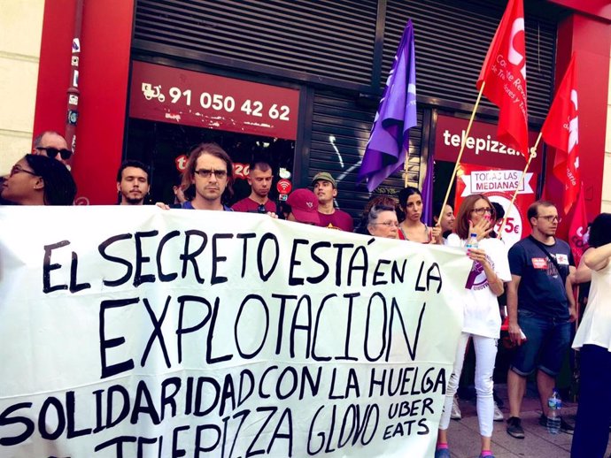 Concentración de trabajadores de Telepizza en Madrid para exigir a la empresa la subia del SMI