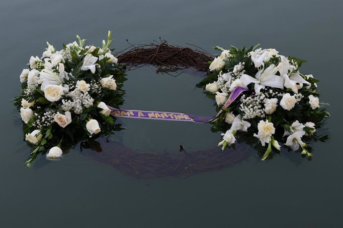 Corona de flores en honor de los fallecidos en Rio Grande