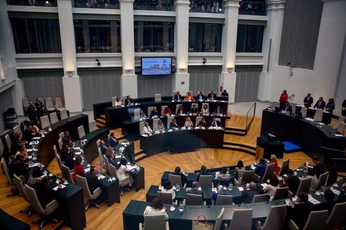 El Pleno del Ayuntamiento de Madrid aplaude al nuevo alcalde de Madrid, José Luis Martínez-Almeida, después de que este tome posesión de su cargo durante la Sesión de constitución del Ayuntamiento de Madrid.
