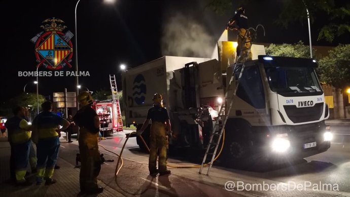 Imagen de los Bombers de Palma sofocando un fuego en un camión de Emaya.