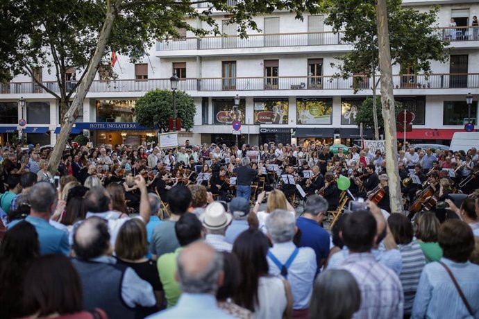 Concierto-protesta de la Real Orquesta Sinfónica de Sevilla. En la Plaza Nueva.