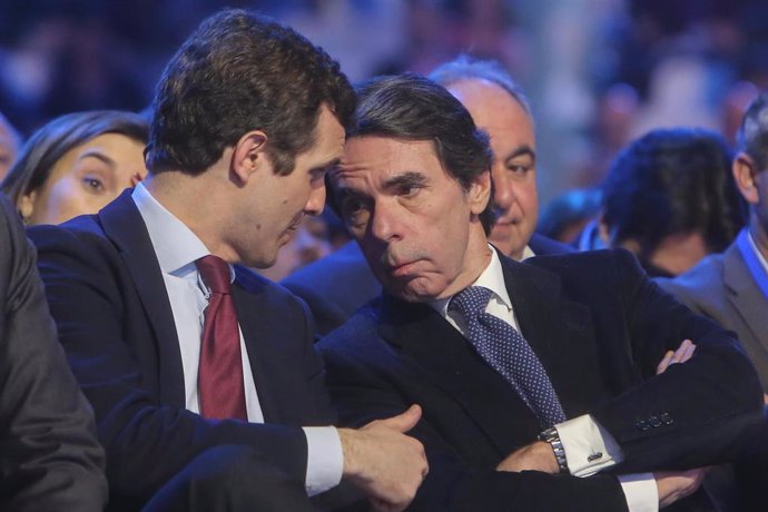 El ex presidente del Gobierno José María Aznar y el presidente del PP, Pablo Casado, hablan durante la segunda jornada de la Convención Nacional del PP "España en libertad" 