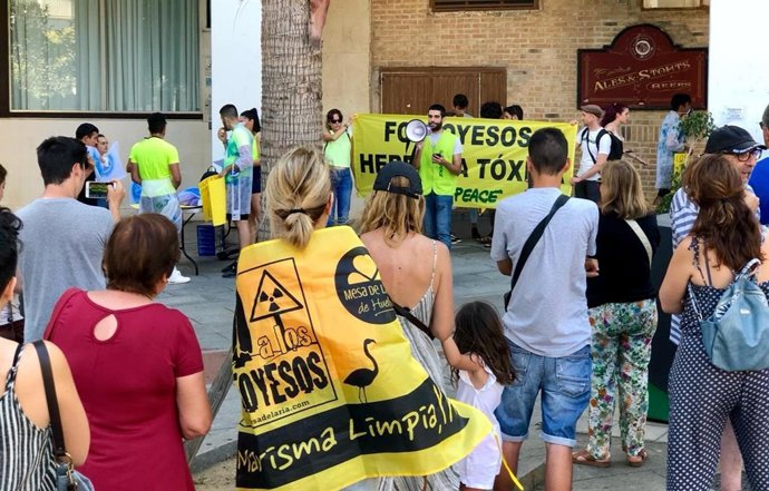 Concentración contra los vertidos de Fertiberia