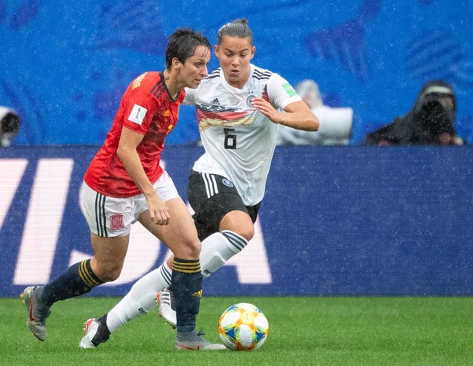 12 June 2019, France, Valenciennes: Germany's Lena Oberdorf (R) and Spain's Marta Corredera battle for the ball during the FIFA Women's World Cup match between Germany and Spain at Stade du Hainaut. Photo: Sebastian Gollnow/dpa