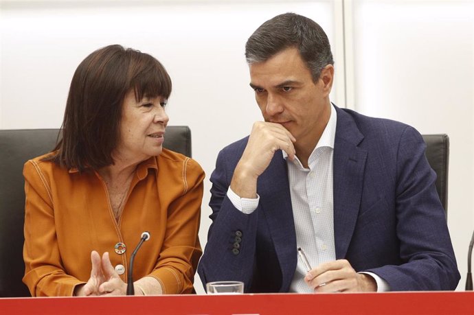 La presidenta del PSOE y el secretario general del partido y presidente del Gobierno en funciones, Pedro Sánchez, durante una reunión de la Ejecutiva Federal del Partido Socialita en su sede en la calle Ferraz de Madrid