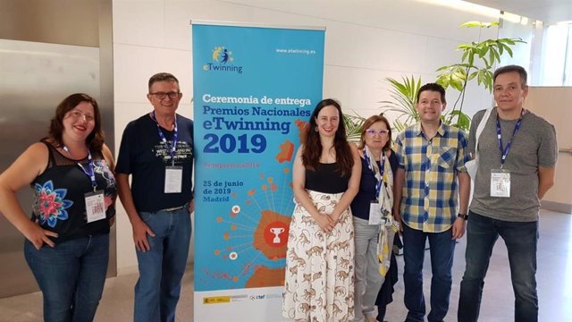 La profesora Lorena Lorente (4d) y el equipo directivo del IES Vicente Medina de Archena, centro ganador de uno de los Premios Nacionales eTwinning.