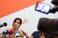 Cs emprenderá acciones legales contra los activistas que hicieron pintadas en su autobús del Orgullo en Barcelona