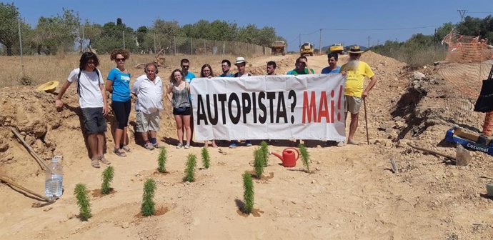 Imatge d'una acció de protesta de la plataforma Mallorca Lliure contra l'autopista Llucmajor-Campos.