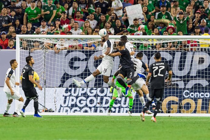 29 June 2019, US, Houston: Costa Rica's Kendall Waston (center, L) and Mexico's Carlos Salcedo (C) contest a header during the 2019 CONCACAF Gold Cup quarter-final soccer match between Mexico and Costa Rica at NRG Stadium. Photo: Maria Lysaker/ZUMA Wire