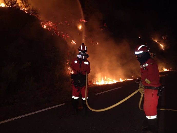 Los bomberos sofocan un incendio en el sur de la provincia de Ávila durante la noche.
