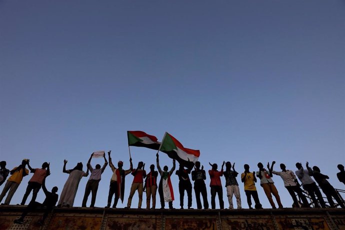 Manifestantes delante del Ministerio de Defensa en Jartum
