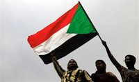 La junta militar sudanesa interviene con disparos al aire y gases contra cientos de miles de manifestantes