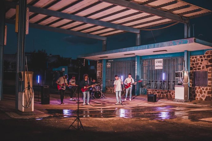 El grupo ciudadrealeño 'Flat Waves' publica el videoclip de '200 veces', el primer single de su álbum, 'Línea Uno'