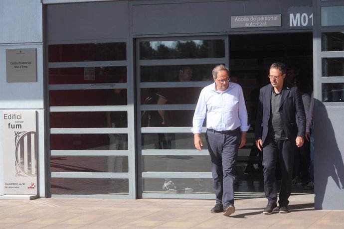 El president de la Generalitat, Quim Torra, sortint de visitar a l'expresidenta Carme Forcadell