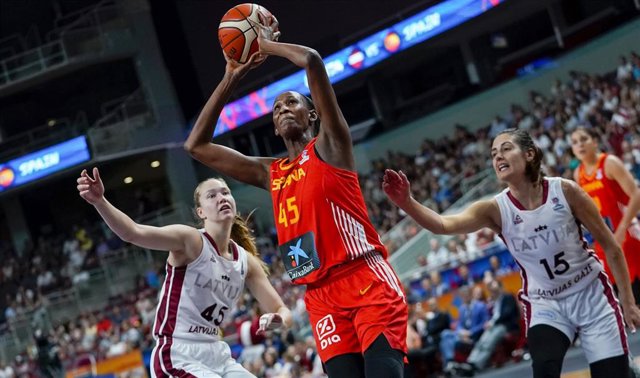 Astou Ndour, durante un partido con la selección española de baloncesto.