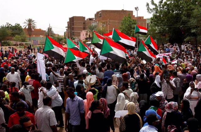 Manifestación contra la junta militar en Jartum